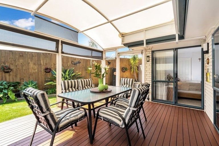 Photo of property in 98 Golfland Drive, Golflands, Auckland, 2013