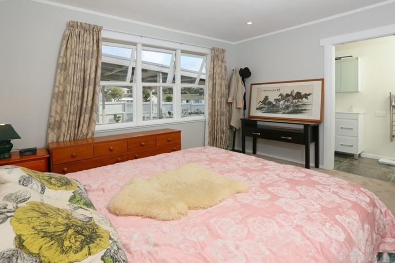 Photo of property in 3 Glen Marine Parade, Glendene, Auckland, 0602