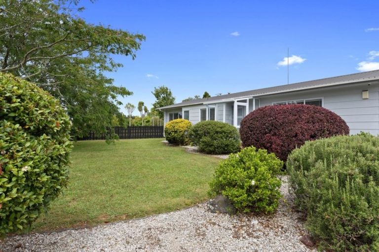 Photo of property in 102 Boord Crescent, Kumeu, 0891
