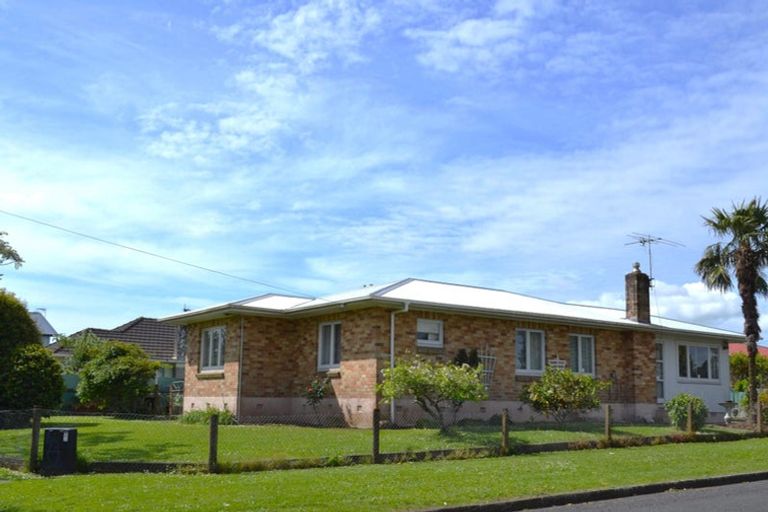 Photo of property in 2 Freyberg Crescent, Pukekohe, 2120