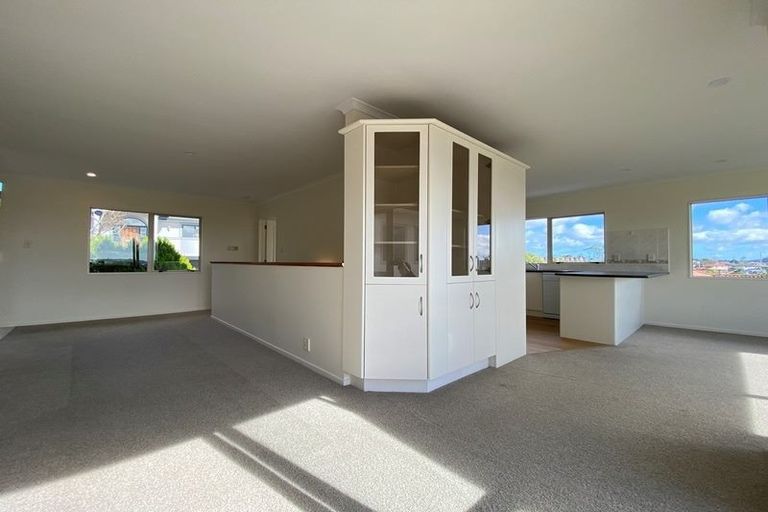 Photo of property in 8 Canary Place, Unsworth Heights, Auckland, 0632