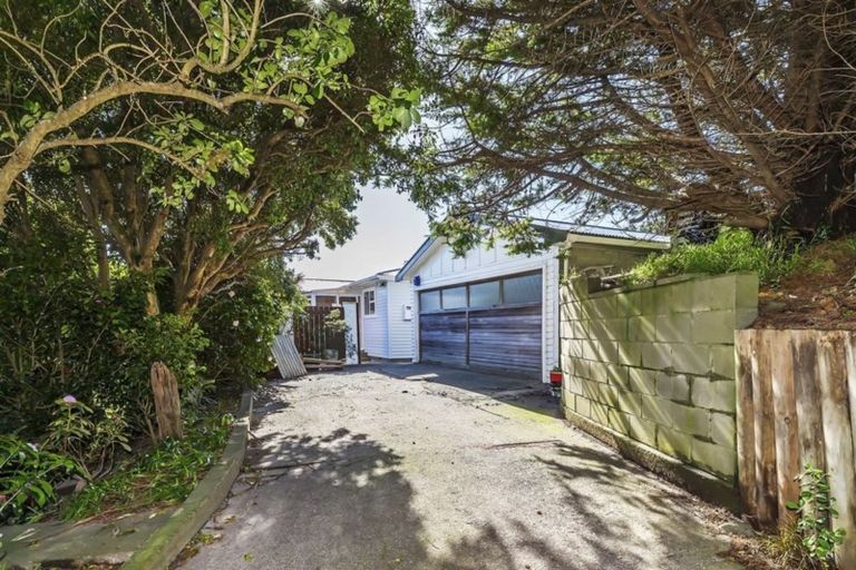 Photo of property in 6 Mayfair Place, Tawa, Wellington, 5028