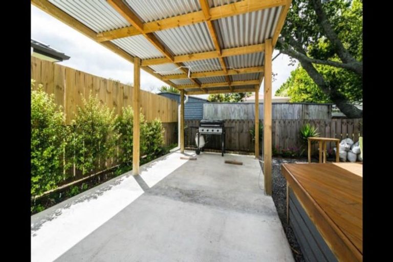 Photo of property in 30c Pinedale Place, Henderson, Auckland, 0610