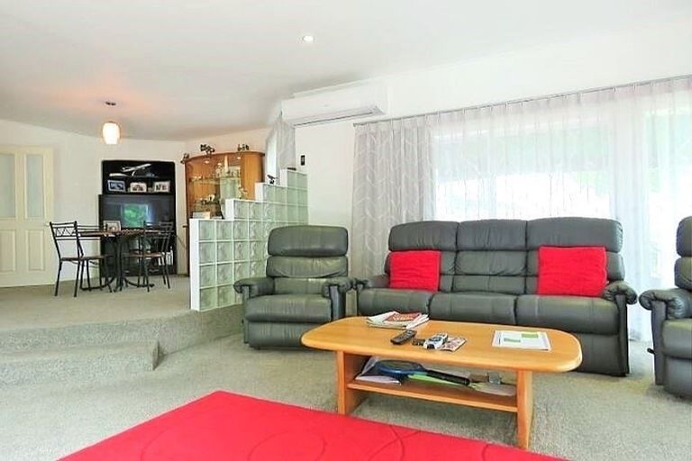 Photo of property in 327 Kaipara Road, Papakura, 2582