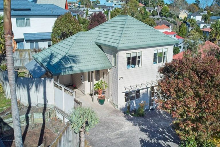 Photo of property in 2/30 Sunset Road, Unsworth Heights, Auckland, 0632