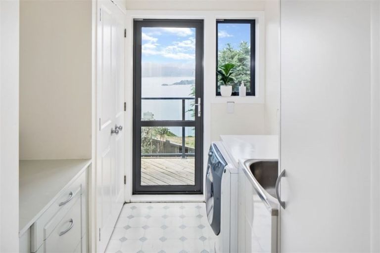 Photo of property in 18 Bennett Grove, Newlands, Wellington, 6037