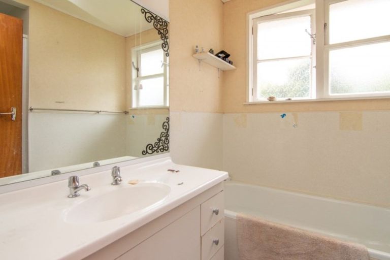 Photo of property in 27 Mokau Place, Terrace End, Palmerston North, 4410