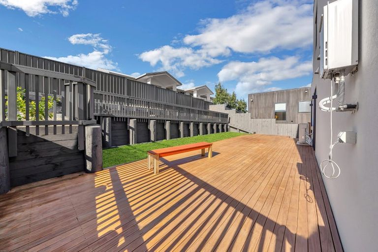 Photo of property in 28 Roxborough Place, East Tamaki Heights, Auckland, 2016