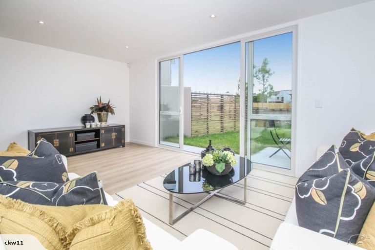 Photo of property in 1 Kaihua Terrace, Mangere Bridge, Auckland, 2022