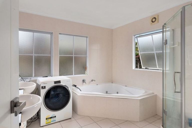 Photo of property in 60 Scarlet Oak Drive, Schnapper Rock, Auckland, 0632