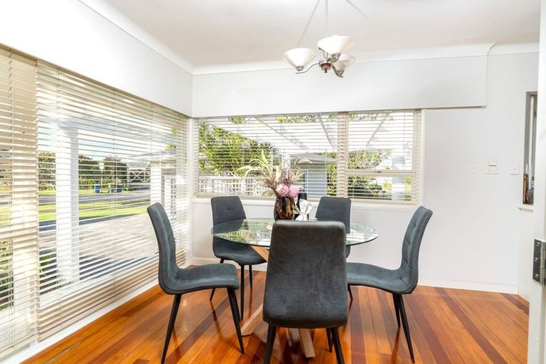 Photo of property in 33 Covil Avenue, Te Atatu South, Auckland, 0610