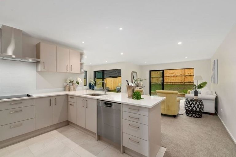 Photo of property in 7 Blatina Drive, Kumeu, 0810