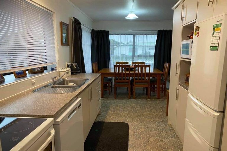 Photo of property in 16 Kamahi Avenue, Hawera, 4610