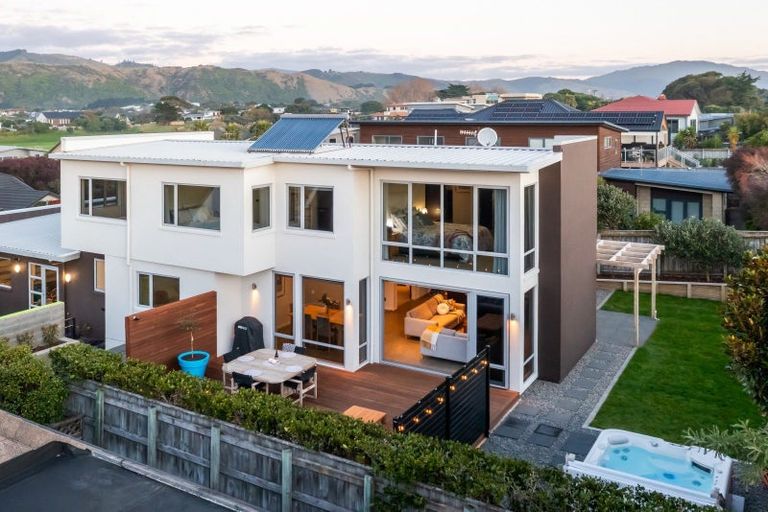 Photo of property in 21 Metzenthin Close, Raumati South, Paraparaumu, 5032