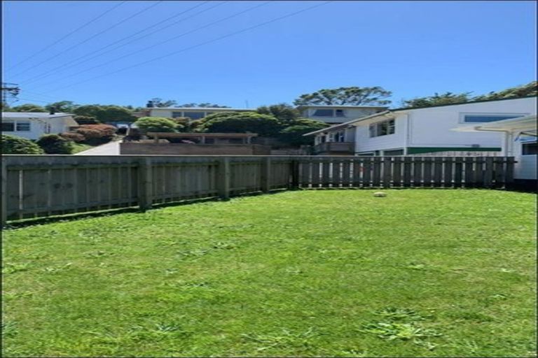 Photo of property in 12 Griffiths Grove, Newlands, Wellington, 6037