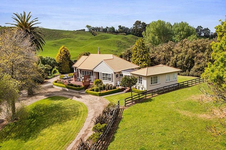 Photo of property in 5171b Mountain Road, Eltham, 4398