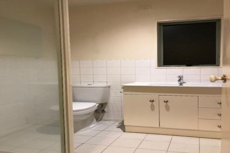 Photo of property in 2/51 Archers Road, Hillcrest, Auckland, 0629