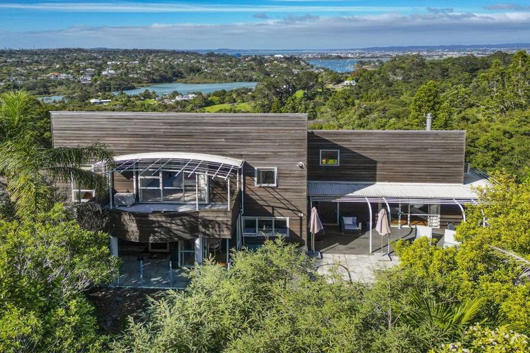 Photo of property in 32 Te Araroa Drive, Paremoremo, Auckland, 0632