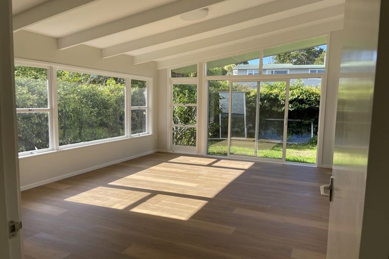 Photo of property in 14 Raymond Terrace, Northcote, Auckland, 0627