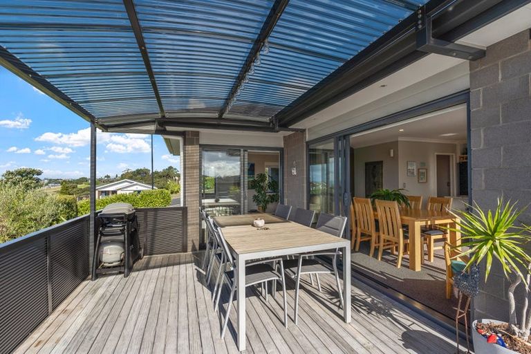 Photo of property in 23 Woodridge Drive, Stanmore Bay, Whangaparaoa, 0932