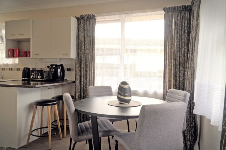 Photo of property in 27 Meadowbrook Drive, Cloverlea, Palmerston North, 4412