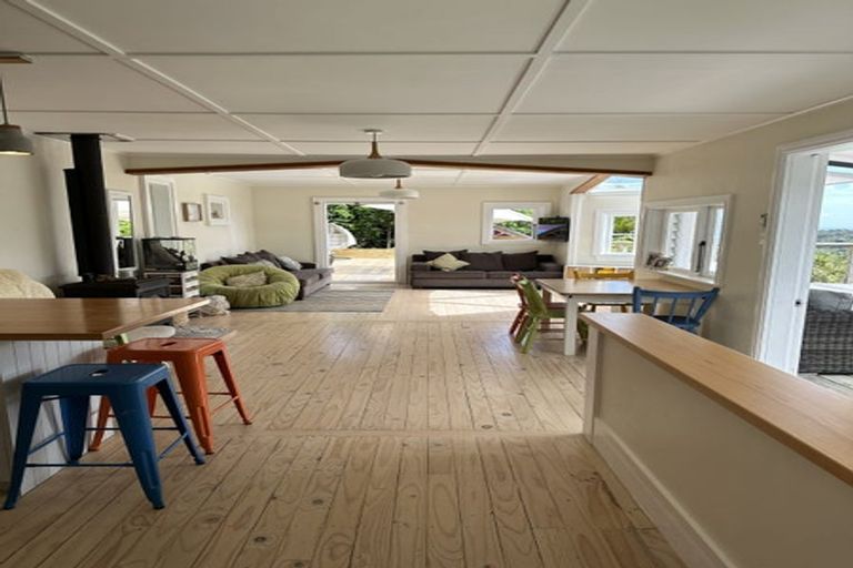 Photo of property in 8 Pendrell Road, Piha, New Lynn, 0772