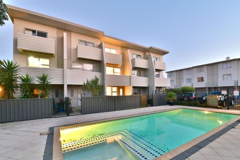 Photo of property in 17/3 Riverside Road, Orewa, 0931