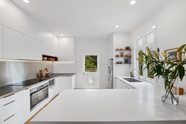 Photo of property in 6 Mollyhawk Place, Birkenhead, Auckland, 0626