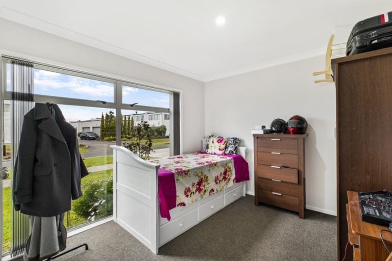 Photo of property in 92 Popokatea Drive, Takanini, 2112
