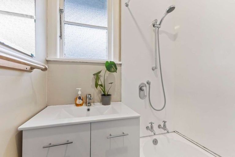 Photo of property in 29 Endeavour Street, Marfell, New Plymouth, 4310