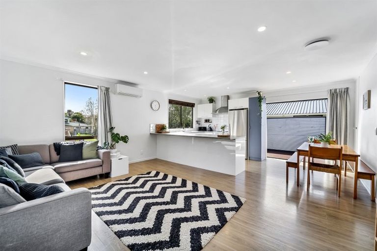 Photo of property in 1/26 Waiora Road, Stanmore Bay, Whangaparaoa, 0932