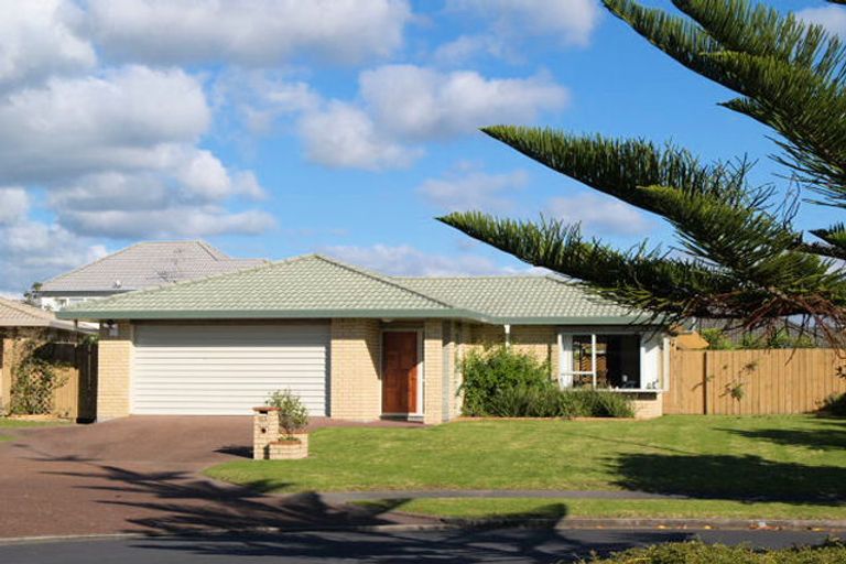 Photo of property in 23 John Lister Close, Golflands, Auckland, 2013