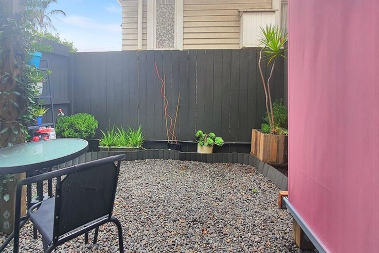 Photo of property in 4/49 Henderson Valley Road, Henderson, Auckland, 0612