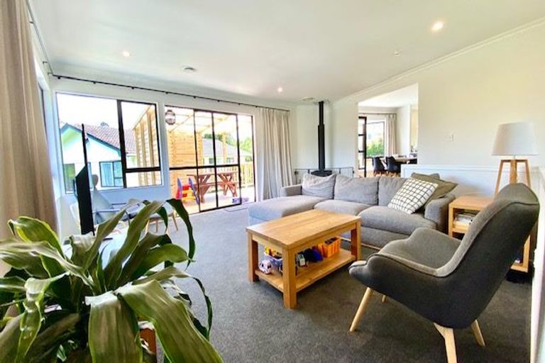 Photo of property in 8 West Harbour Drive, West Harbour, Auckland, 0618