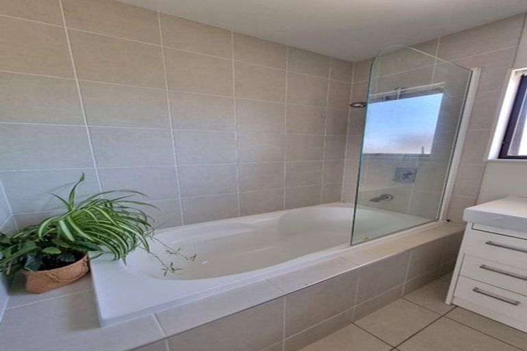 Photo of property in 96 Mcleod Road, Te Atatu South, Auckland, 0610