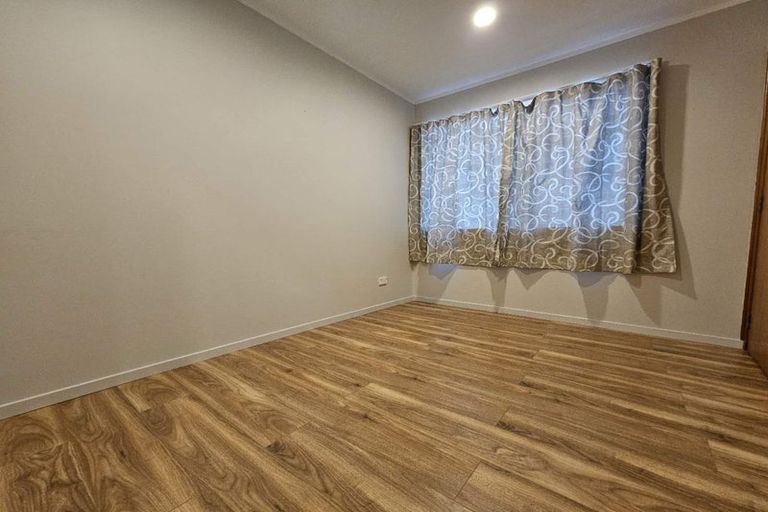 Photo of property in 3 Arde Place, Massey, Auckland, 0614