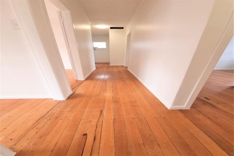 Photo of property in 12 Tracey Terrace, Te Atatu South, Auckland, 0602