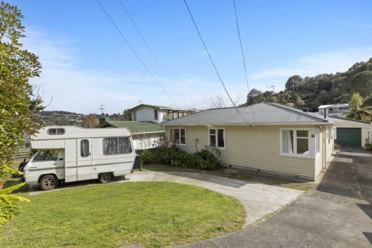 Photo of property in 32 Lowry Crescent, Stokes Valley, Lower Hutt, 5019