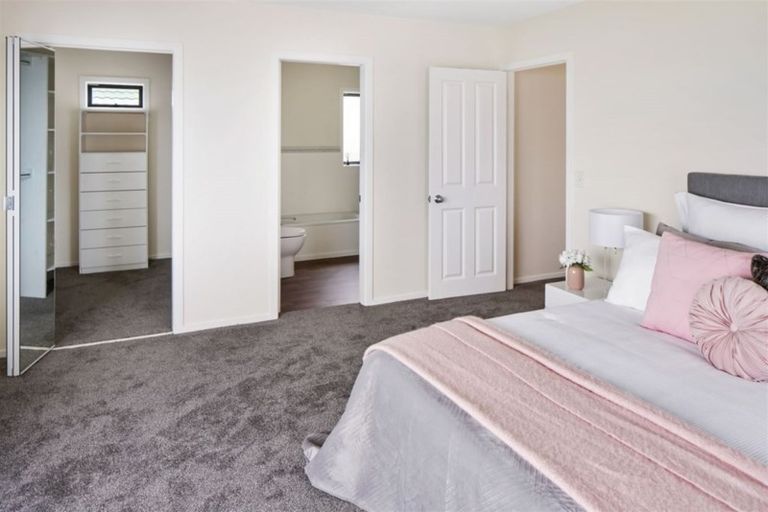 Photo of property in 18 Bennett Grove, Newlands, Wellington, 6037