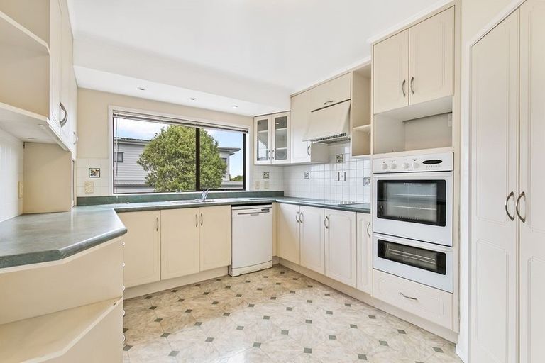 Photo of property in 1/43 Eastcliffe Road, Castor Bay, Auckland, 0620
