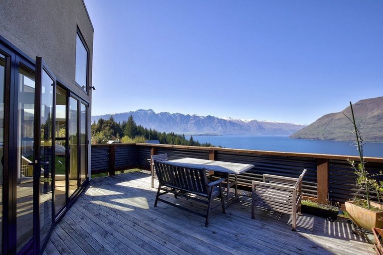 Photo of property in 92 Wynyard Crescent, Fernhill, Queenstown, 9300