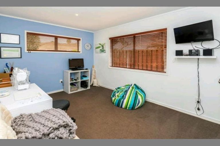 Photo of property in 28 Jillteresa Crescent, Half Moon Bay, Auckland, 2012