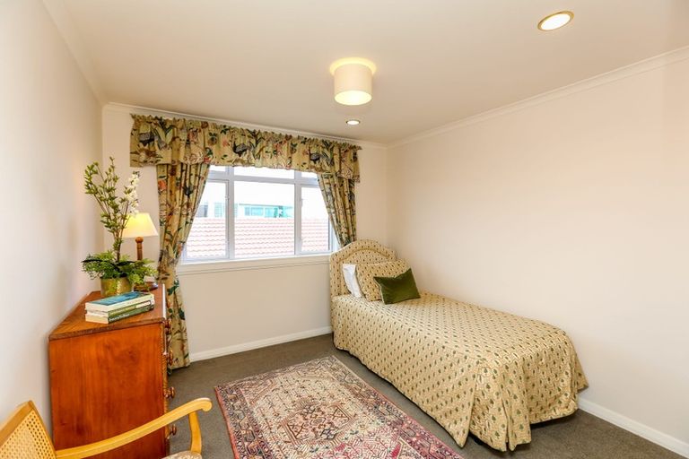 Photo of property in 1 Kawaroa Lane, New Plymouth, 4310