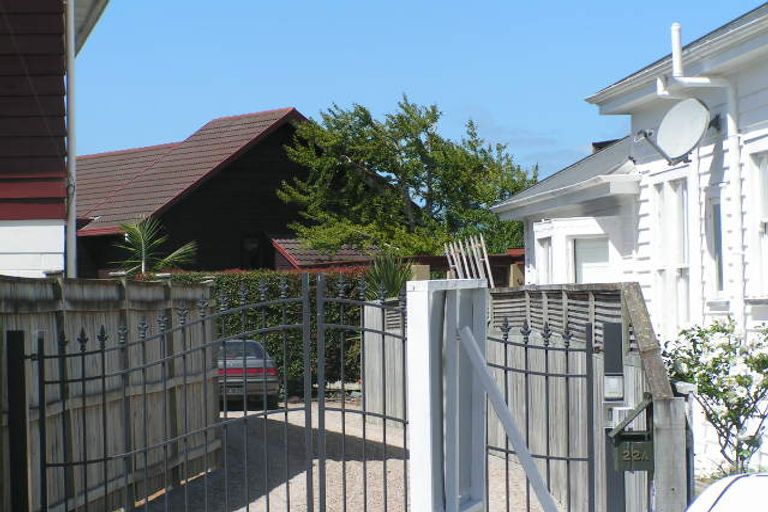 Photo of property in 1/22 Fairfax Avenue, Northcote, Auckland, 0627