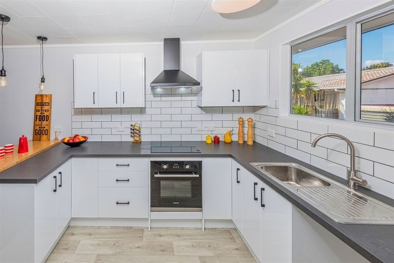 Photo of property in 1/26 Kemp Road, Massey, Auckland, 0614