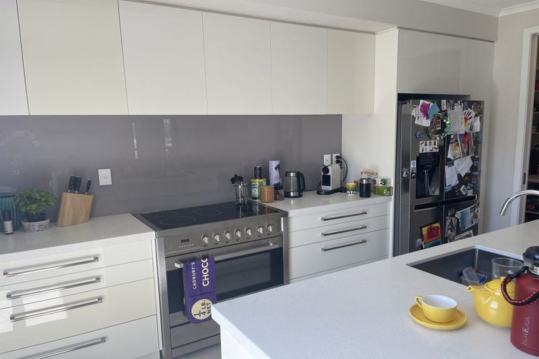 Photo of property in 18 Larmer Drive, Kumeu, 0810