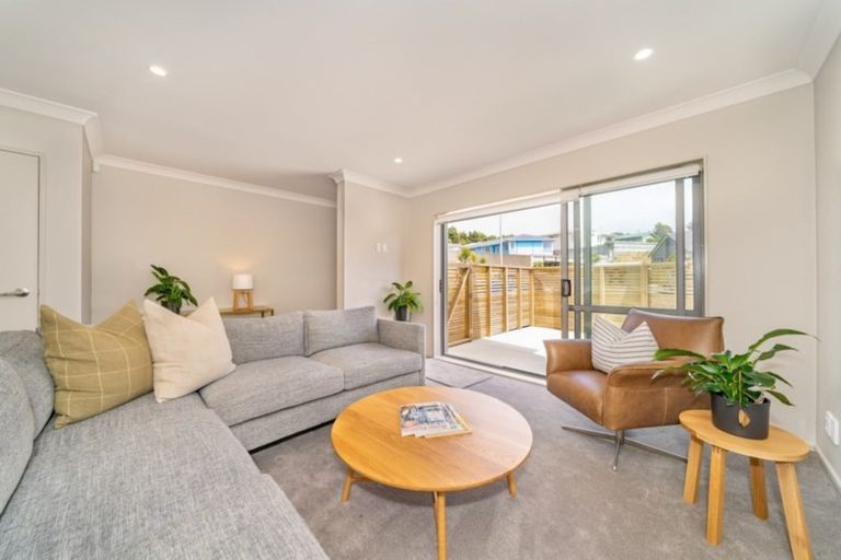 Photo of property in 2 Brindle Way, Newlands, Wellington, 6037