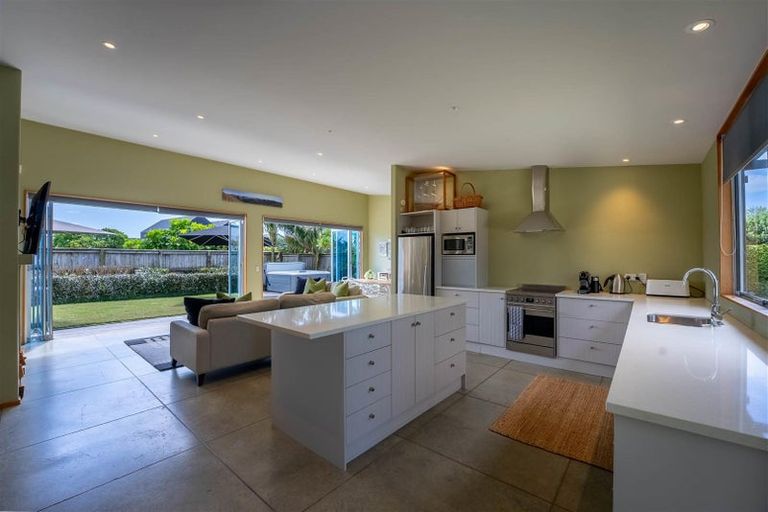 Photo of property in 32 Taumata Road, Omaha, 0986