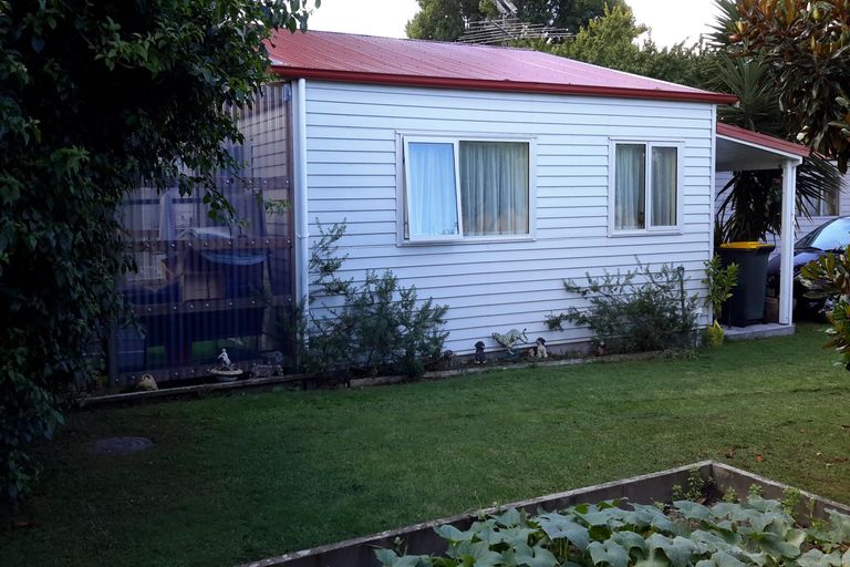 Photo of property in 10 Kaumatua Place, Te Atatu Peninsula, Auckland, 0610