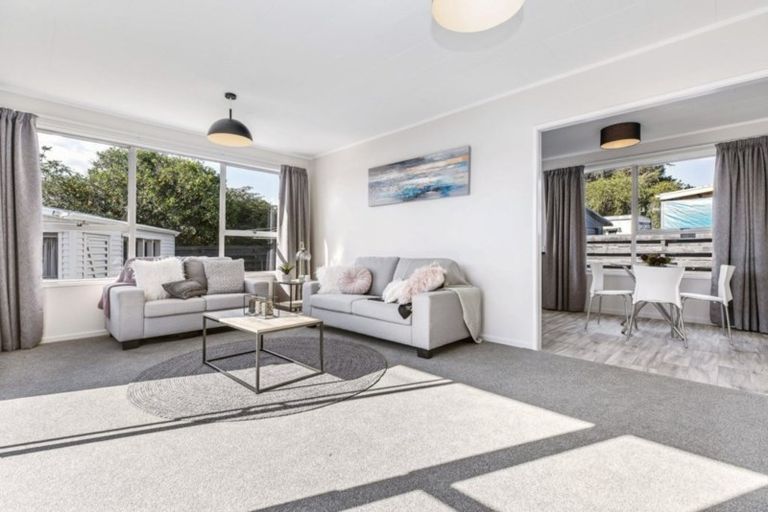 Photo of property in 8 Carbery Place, Manurewa, Auckland, 2102